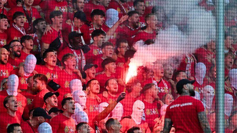 Verletzte und Festnahmen: Die ganze Bilanz der Derby-Randale Kaiserslauterns Fans zündeten Pyrotechnik.