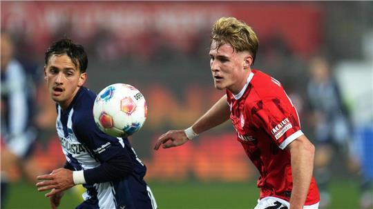 Kaiserslauterns Mika Haas (r) und Herthas Michal Karbownik im Zweikampf.