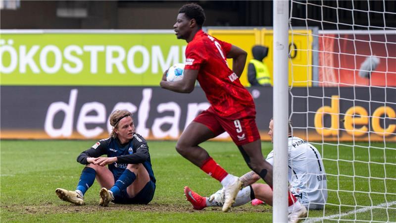 Acht-Tore-Spektakel: Paderborn besiegt Kaiserslautern Kaiserslauterns Ragnar Ache erzielte den Anschlusstreffer zum 2:3.