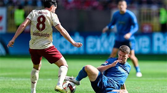 Kaiserslauterns Semih Şahin (l) und Braunschweigs Florian Flick kämpfen um den Ball.