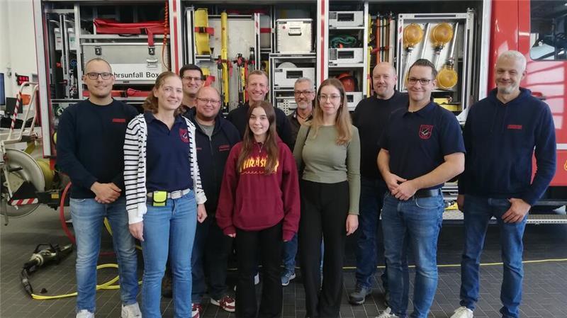 Kaja (Mitte) und ihre Schwester Jana (Zweite von links) besuchten gemeinsam mit Vater Armin (ganz hinten, Vierter von links) die Feuerwehrleute in Apensen, die maßgeblich an Kajas schwieriger Rettung beteiligt gewesen waren.