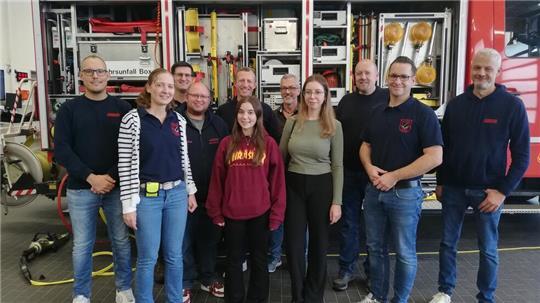 Kaja (Mitte) und ihre Schwester Jana (Zweite von links) besuchten gemeinsam mit Vater Armin (ganz hinten, Vierter von links) die Feuerwehrleute in Apensen, die maßgeblich an Kajas schwieriger Rettung beteiligt gewesen waren.