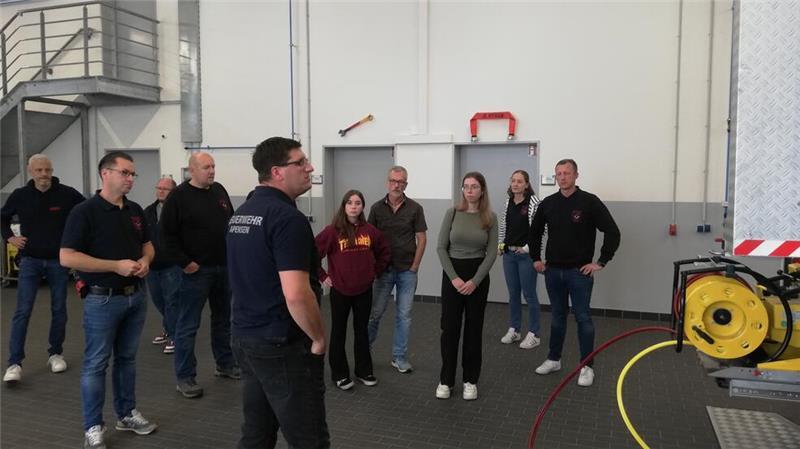 Kaja und ihre Familie beim Besuch im Feuerwehrgerätehaus in Apensen.