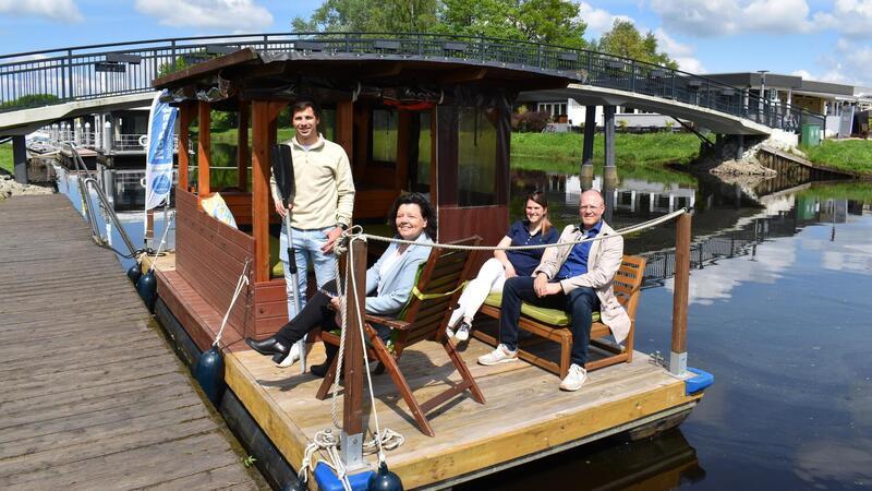 Kajakbetreiber Sven Bedürftig (von links), Bürgermeisterin Gabi Kasten, Bootsunternehmerin Franziska Homburg und Ortsbürgermeister Thomas Kuberski freuen sich über das Floß als neue Attraktion am Kanal.
