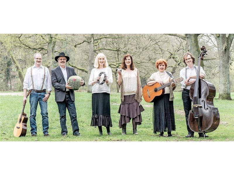 „Kaktusblüte“ : Das Ensemble kommt auf die Bühne des Kulturforums. Kaktusblüte