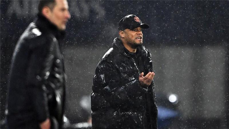 Kalte Dusche für Bayern-Coach Vincent Kompany (r) im De Kuip.