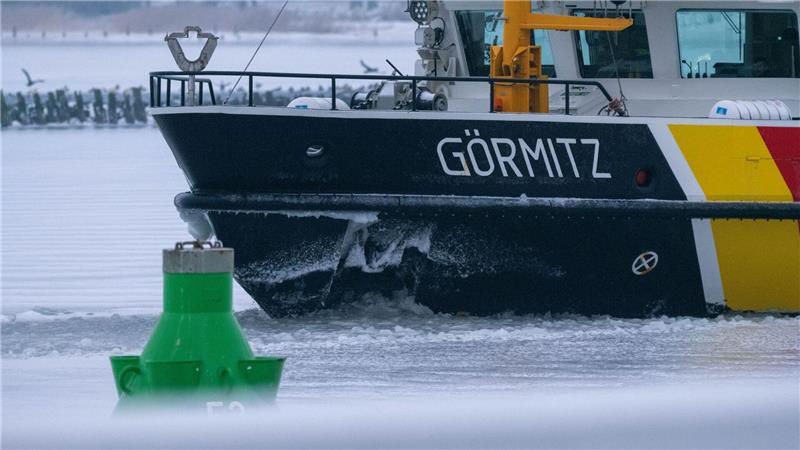Kalte Ostsee, starker Einsatz: Eisbrecher „Görmitz“ vor Stralsund unterwegs