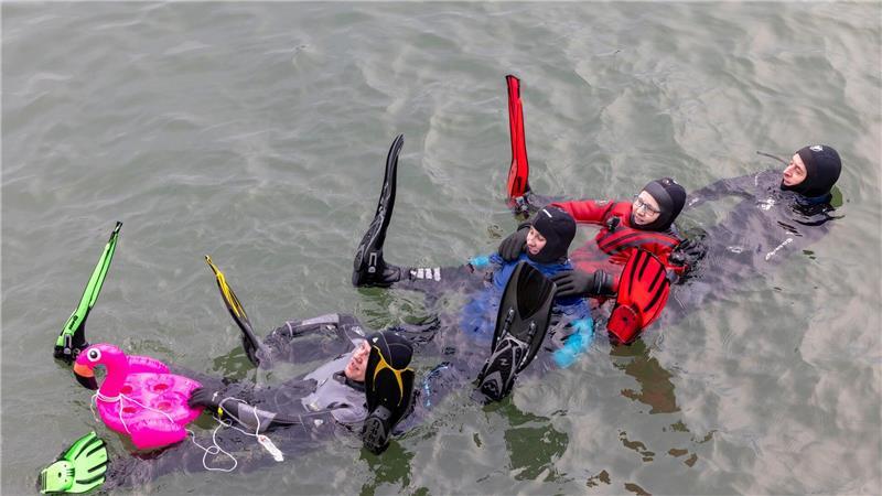 Kaltstart ins neue Jahr: Silvesterstromschwimmen zieht Mutige in den Rhein bei Mainz