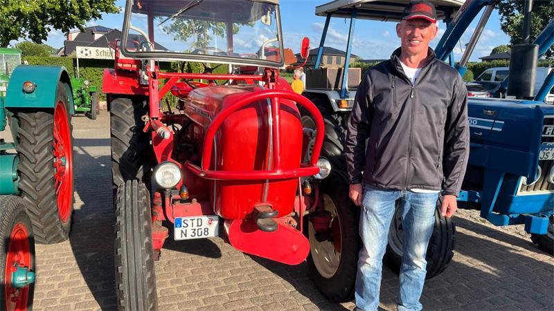 Kam aus Mulsum: Postbote Jens Lüchau vor seinem Porsche Diesel Super - Baujahr 1959.