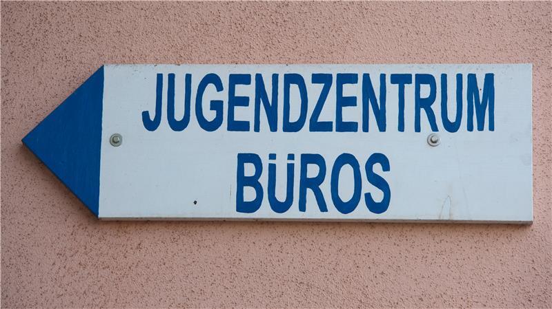 Auf einem Hinweisschild steht "Jugendzentrum Büros".
