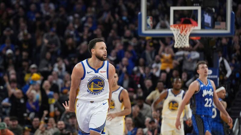Orlando verliert trotz 25 Wagner-Punkte beim Ex-Meister Kam gegen Orlando Magic auf 36 Punkte: Golden States Stephen Curry (l).