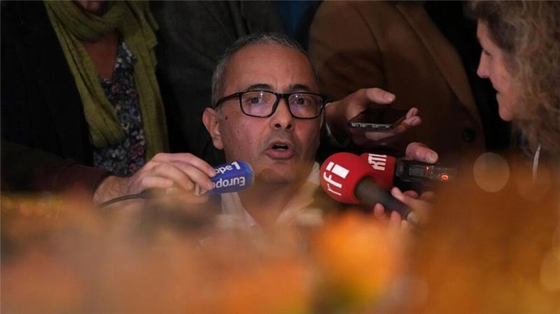 Kamel Daoud steht Reportern Rede und Antwort, nachdem er den Prix Goncourt erhalten hat.