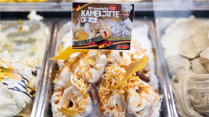 Kamelmilch-Eis liegt im Eiscafe Rino in der Auslage. 