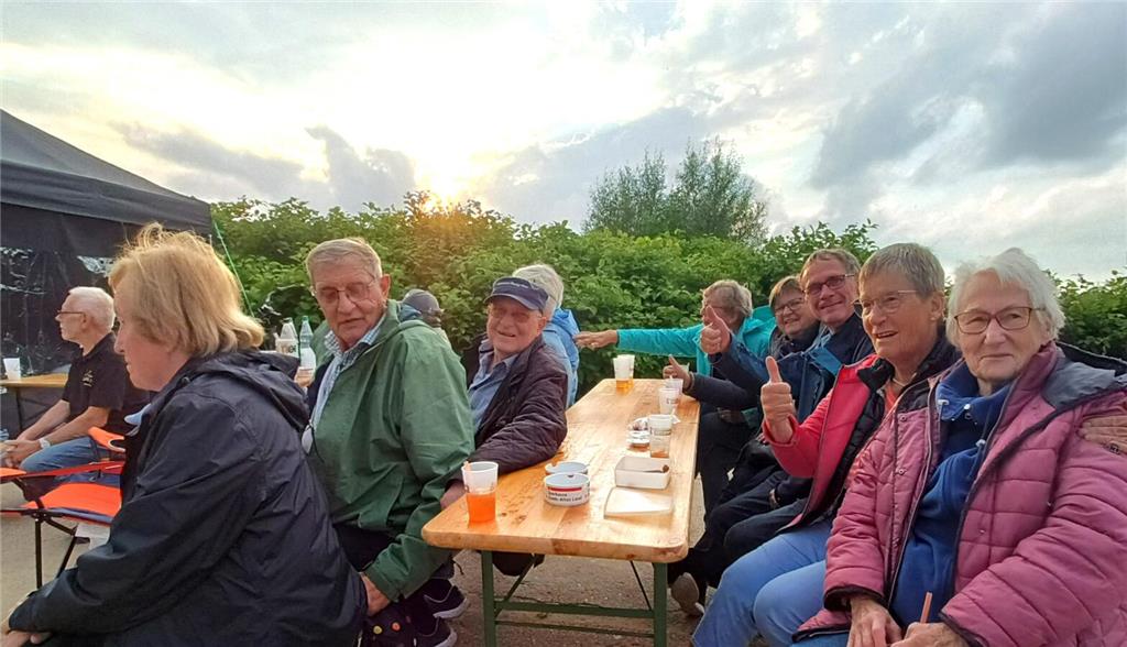 Kamen aus Jork-Borstel und Ladekop: Rebecka Barvels (2. von rechts) und Freunde.
