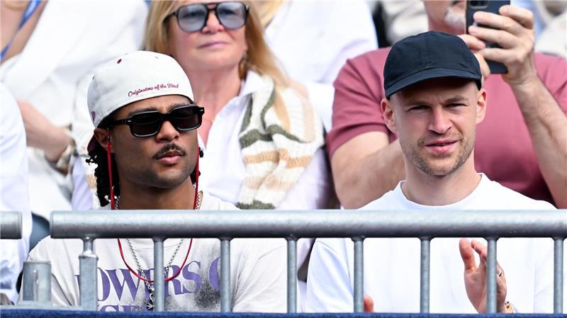 Kamen wenige Stunden nach ihrem Champions-League-Krimi gegen Real zum Tennis: Fußball-Nationalspieler Serge Gnabry (links) und Joshua Kimmich.