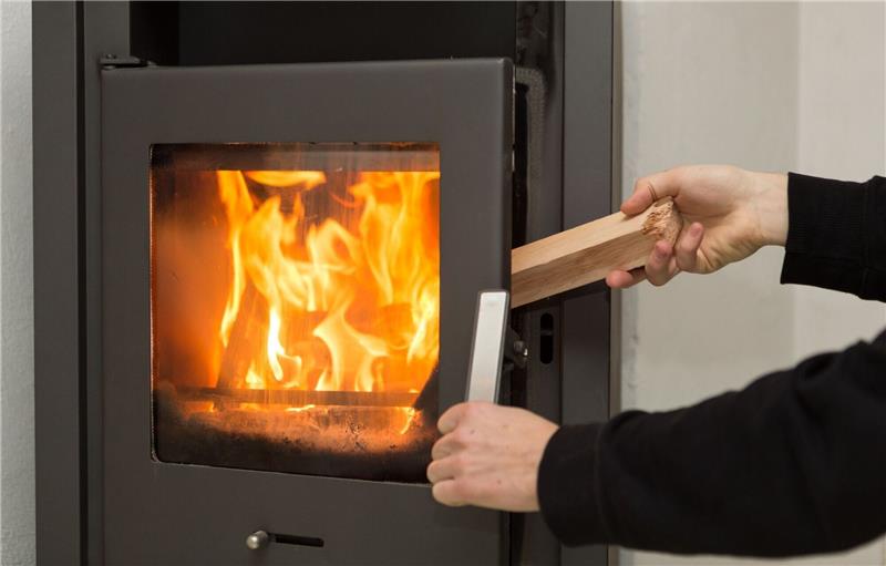 Neue Frist naht: Diese Kaminöfen sind bald verboten Kamin- und Holzöfen, die zwischen 1995 und 2010 in Betrieb genommen worden sind, müssen möglicherweise umgerüstet werden. Foto: dpa