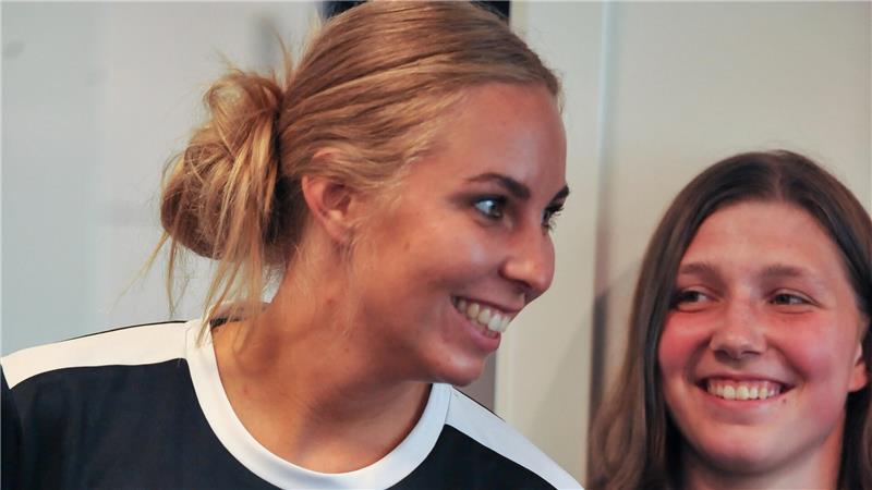 Oliwia Kamisnka lacht auf der Pressekonferenz.