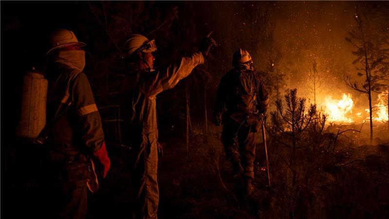Bilder des Tages Kamp gegen die Flammen rund um die Uhr: Waldbrandbekämpfer in Spanien im Einsatz.