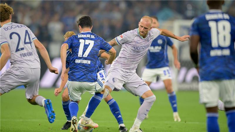 Traumstart für Schalker Neuzugang Porath Kamp um den Ball: Schalkes Adrian Gantenbein und VfL-Stürmer Philipp Hofmann.