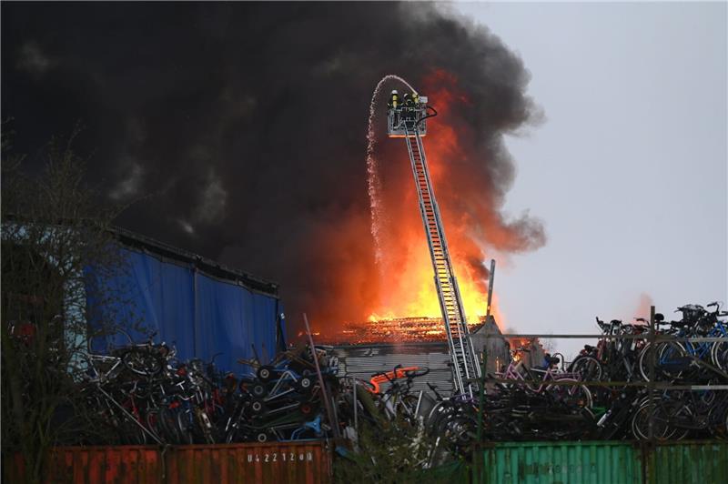 Drei Tage nach Großbrand weiter Löscharbeiten in Rothenburgsort Kampf gegen das Feuer: Feuerwehrleute während ihres Einsatzes in Hamburg-Rothenburgsort.