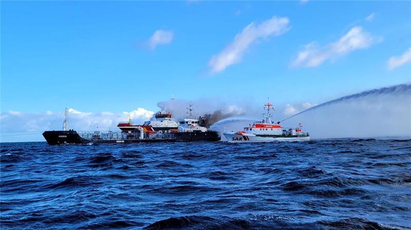 Kampf gegen die Flammen: Seenotretter gehen gegen den Brand auf dem Küstentankschiff „Annika“ vor.