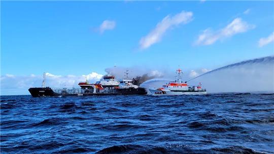 Kampf gegen die Flammen: Seenotretter gehen gegen den Brand auf dem Küstentankschiff „Annika“ vor.