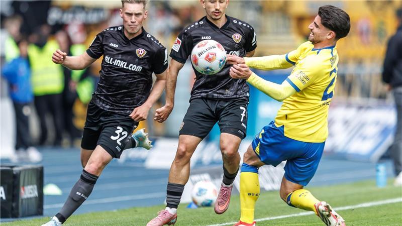 Kampf um den Ball: Braunschweigs Fabio Di Michele Sanchez (r) versucht, die beiden Dresdener Jonas Sterner (l) und Jason Ceka aufzuhalten.