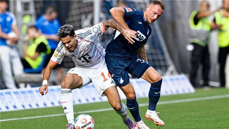 Bayerns Rekordstart trotz Rotation: Kane gelingt Dreierpack Kampf um den Ball: Diaz wird von Coufal bearbeitet.