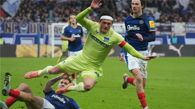 Kampf um den Ball: Hertha-Profi Fabian Reese (M) im Duell mit Kiels Marco Komenda (l).