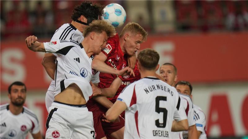„Für Miro gewonnen“: Kloses emotionale Betzenberg-Rückkehr Kampf um den Ball: Lauterer und Nürnberger lieferten den Fans ein spannendes Duell.