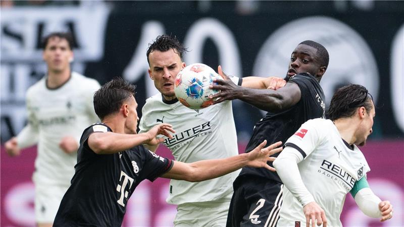 Bayern treffen spät zum Sieg nach großem Gladbacher Kampf Kampf um jeden Ball im Borussia-Park.