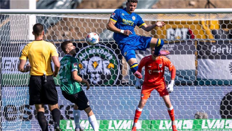 Münster siegt mit Spielfreude gegen Braunschweig Kampf um jeden Ball im Duell Münster gegen Braunschweig.