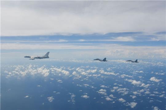 Kampfflugzeuge der chinesischen Volksbefreiungsarmee (PLA) während gemeinsamer Kampfübungen um die Insel Taiwan.