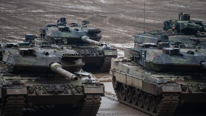 Viele Nato-Staaten verfehlen Ziel bei Verteidigungsausgaben Kampfpanzer der Bundeswehr vom Typ Leopard 2A6 und ein Schützenpanzer vom Typ Puma.