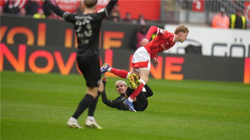 Kampfspiel: Kaiserslauterns Mika Haas im Duell mit dem Fürther Aaron Keller. 