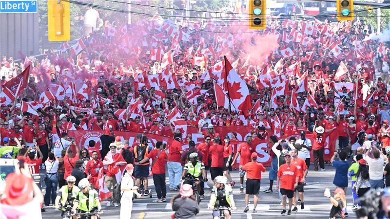 Kanada holt ersten WM-Punkt überhaupt - 1:1 gegen Bosnien Kanadas Fans auf dem Weg zum Stadion.