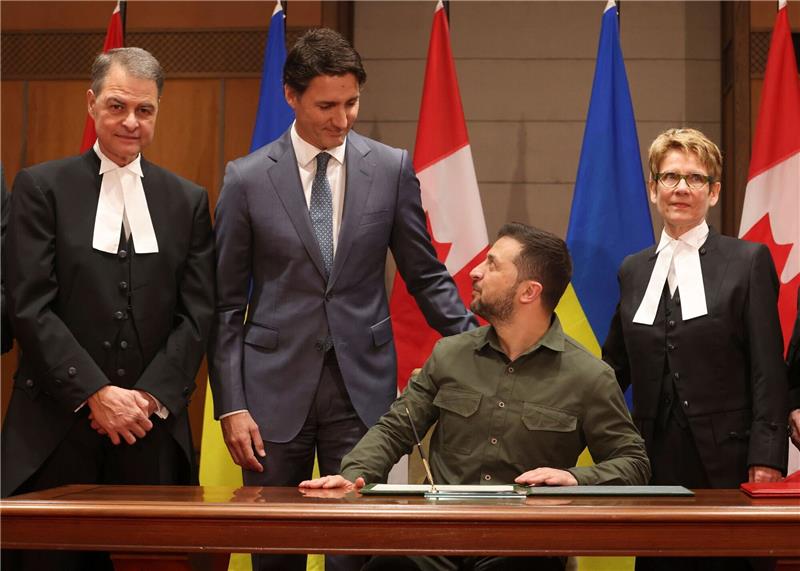 Eklat um SS-Veteran beim Selenskyj-Besuch in Kanada Kanadas Parlamentspräsident Anthony Rota (l-r), Premierminister Justin Trudeau, der ukrainische Präsident Wolodymyr Selenskyj und Raymonde Gagne, Sprecherin des kanadischen Senats, haben sich Ottawa für Gespräche getroffen.