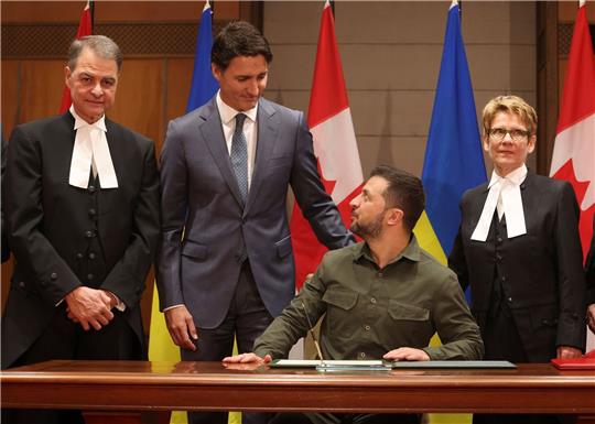 Kanadas Parlamentspräsident Anthony Rota (l-r), Premierminister Justin Trudeau, der ukrainische Präsident Wolodymyr Selenskyj und Raymonde Gagne, Sprecherin des kanadischen Senats, haben sich Ottawa für Gespräche getroffen.