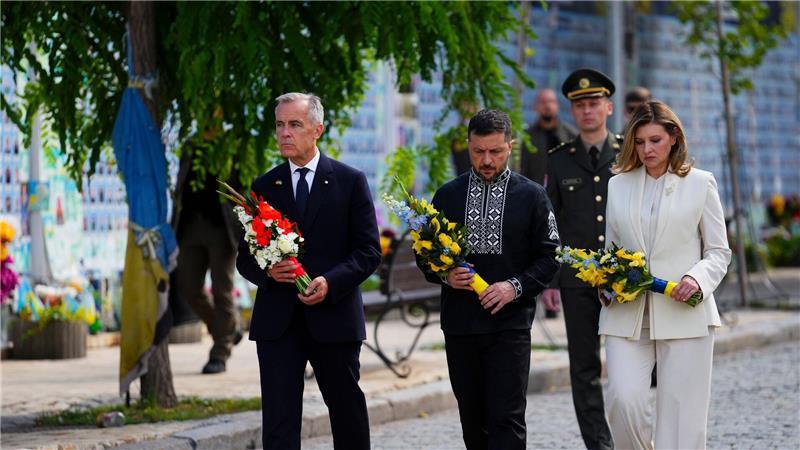 Kiew feiert Unabhängigkeit bei trüben Aussichten auf Frieden Kanadas Premierminister Mark Carney zusammen mit dem ukrainischen Präsidenten Wolodymyr Selenskyj und seiner Frau Olena bei einer Kranzniederlegung.