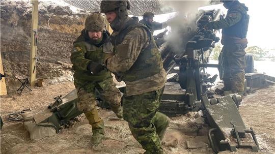 Kanadische Soldaten üben in Lettland.