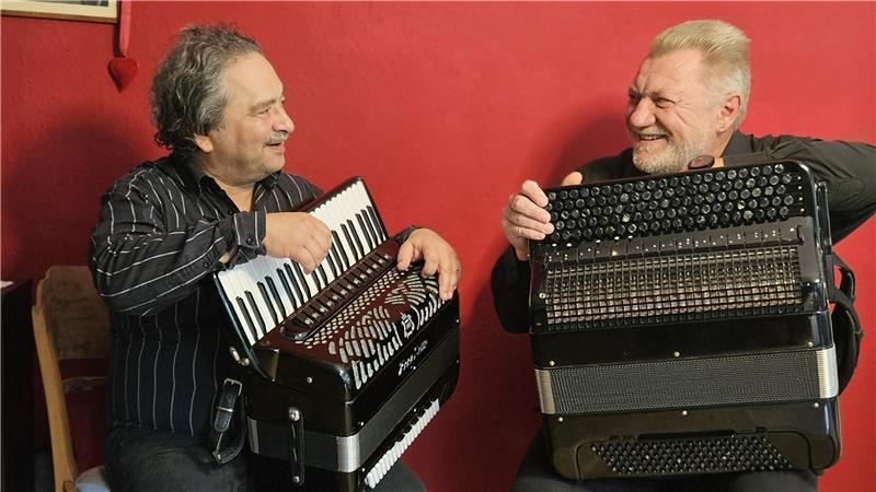 Kandelja aus Moldawien und Kuznetsky aus der Ukraine geben einen Akkordeon-Abend im Theater im Hinterhof in Buxtehude.