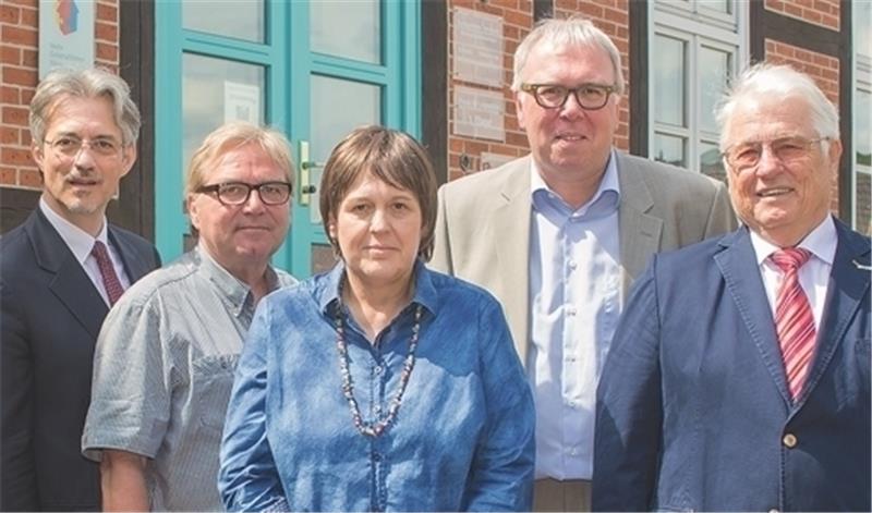 Kandidaten der SPD im Flecken Horneburg vor dem Mehrgenerationen- haus: Andreas Schlichtmann, Udo Tiedemann, Hannelore Kathenbach, Sven Munke und Claus Reichow (von links). Foto Schlichtmann