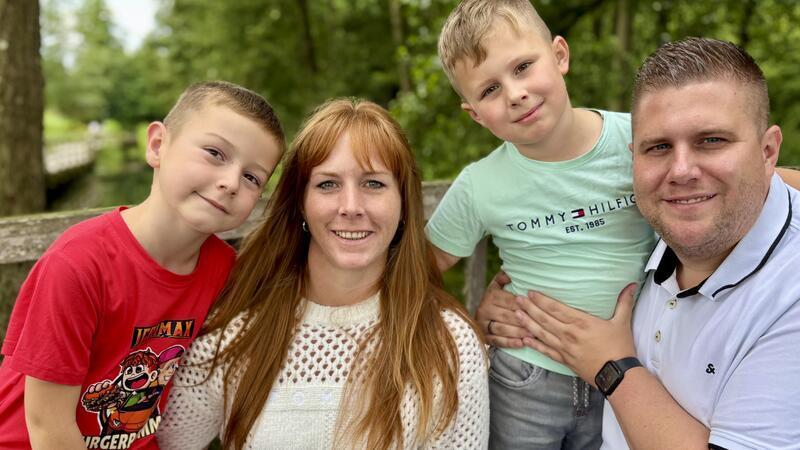 Kandidatin für die Samtgemeinde Harsefeld: Maren Kleinschmidt mit Ehemann Dennis Kleinschmidt und den Söhnen Karl (links) und Lewis im Klosterpark.