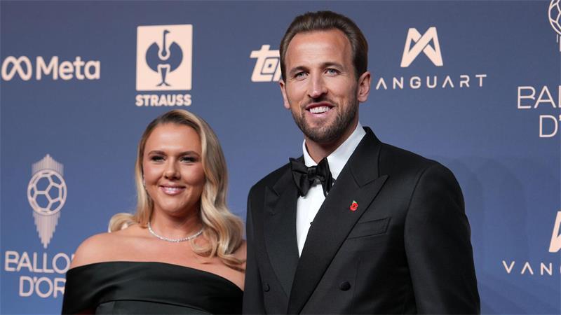 „Wow!“: Bayerns Harry Kane gewinnt den Ballon d’Or Kane wurde bei der Gala von seiner Frau Katie Goodland unterstützt.