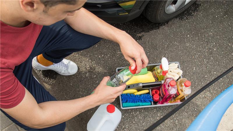 Gelber Sack oder Sondermüll? So entsorgen Sie Autopflege-Abfall richtig Kanister, Sprühflaschen, Tuben: Kunststoffverpackungen von Reinigungsmitteln kommen in der Regel in die Gelbe Tonne.