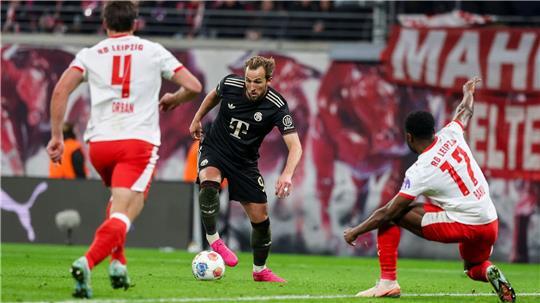 Kann Leipzigs Defensive um Willi Orban (l) und Ridle Baku (r) diesmal Bayerns Torexpress um Harry Kane (M) stoppen? (Archivbild)