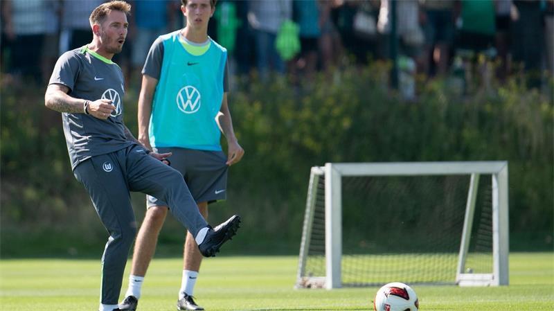 Kann auch selbst noch kicken: Wolfsburgs neuer Trainer Tobias Strobl. (Archivbild)
