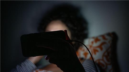 Kann das Einschlafen erschweren: übermäßige Smartphone-Nutzung im Bett.