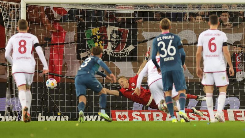 Kann den Elfmeterschuß zum 0:1 nicht halten: St. Paulis Torwart Sascha Burchert.