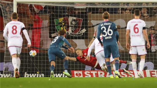 Kann den Elfmeterschuß zum 0:1 nicht halten: St. Paulis Torwart Sascha Burchert.